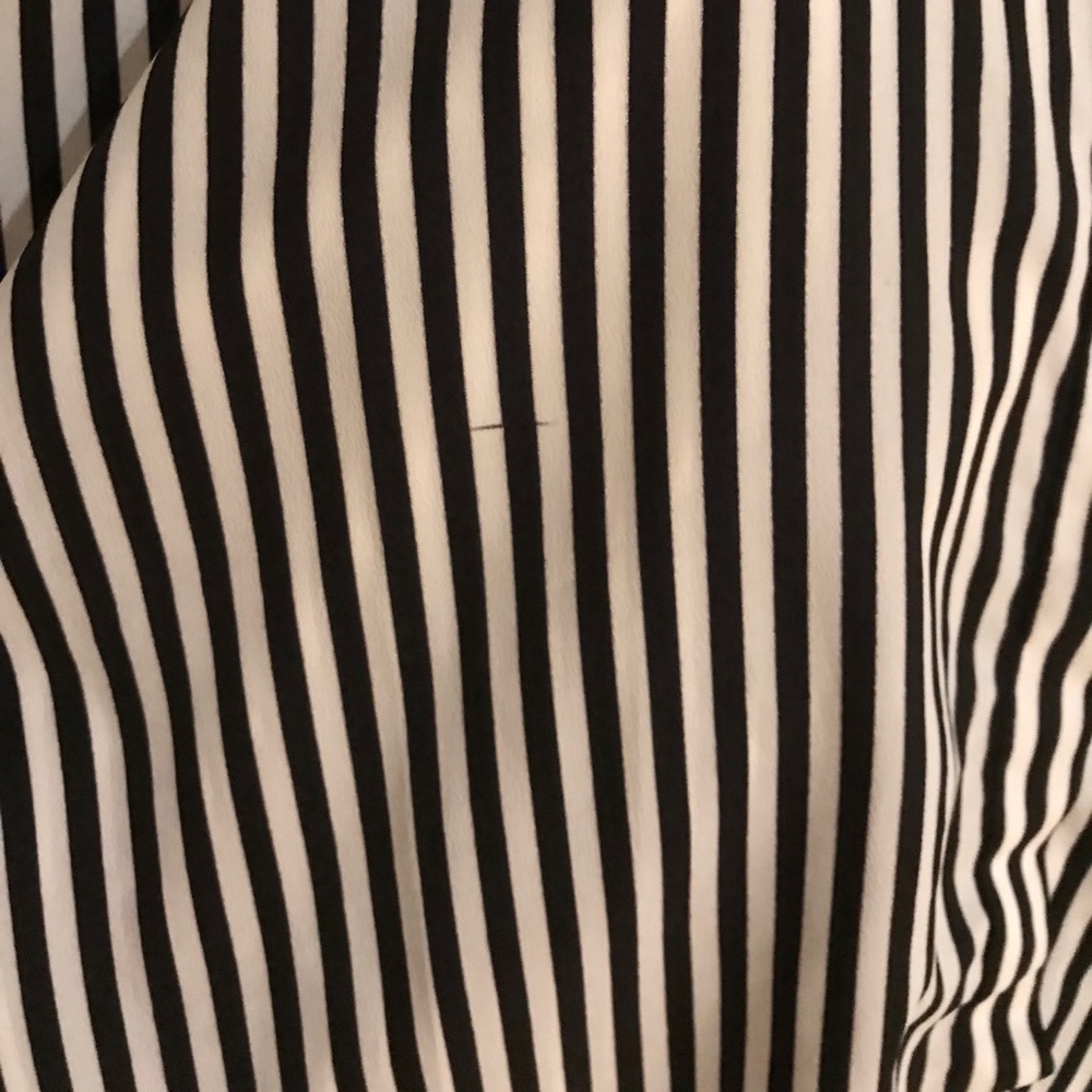 Darling Razor-back Top Show off your shoulders! - Picture 4 of 4